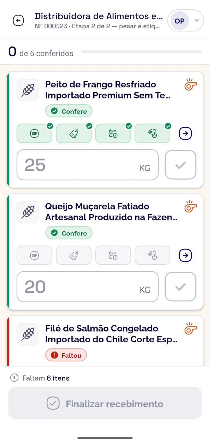 Tela do app Estoca.ai: conferência de recebimento em andamento, item a item