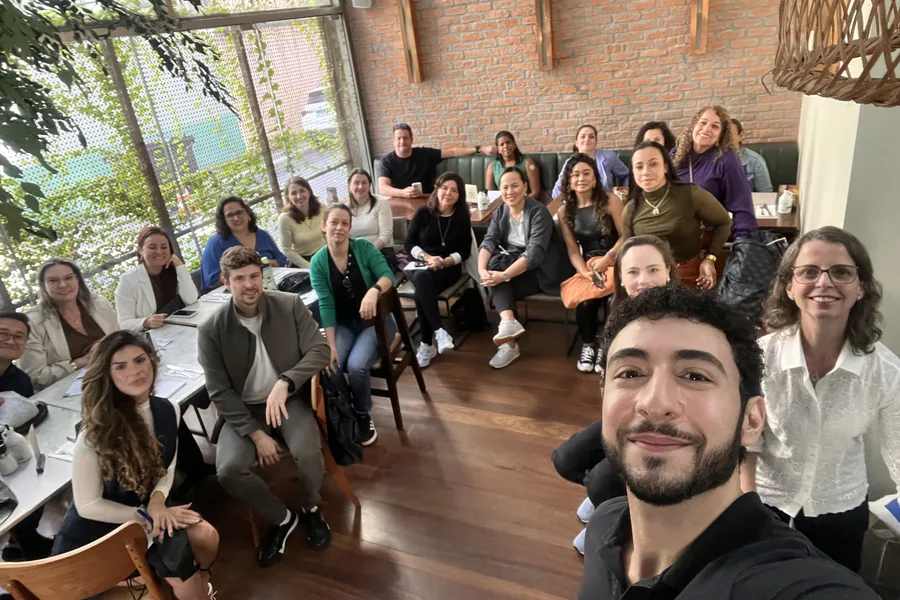 Reunião do time do Grupo Insalata, grande grupo sentado em roda