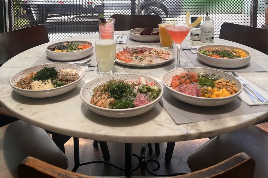 Bowls do Insalata Poke sobre uma bancada de mármore