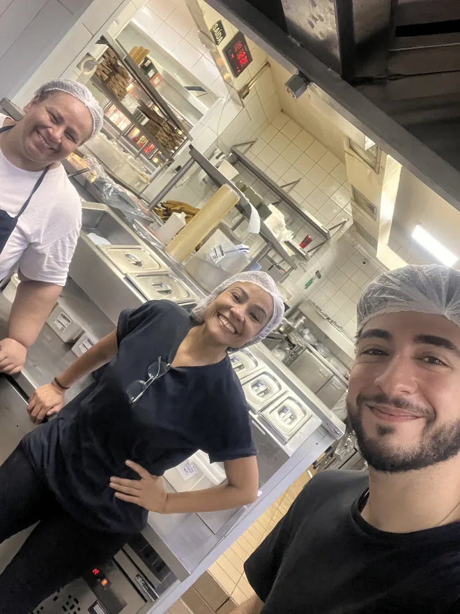 Selfie da equipe de cozinha do Grupo Insalata, todos de touca